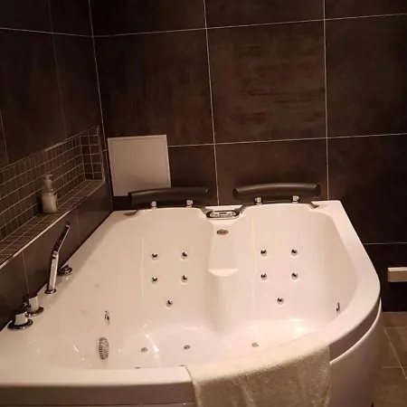 Apartamento Modern Basement With Huge Terrace, Great View From It And Free Parking